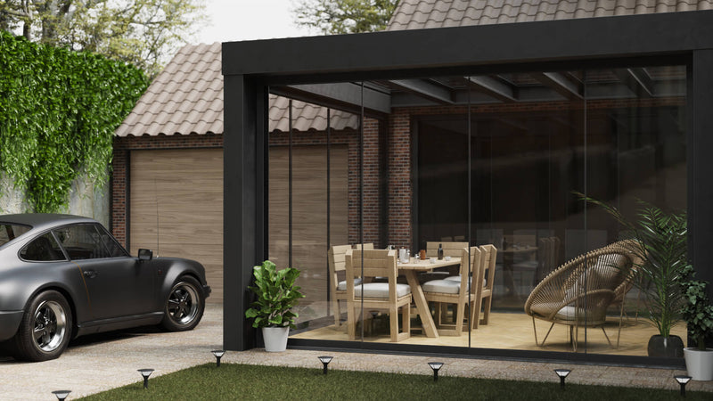 Een overzicht van glazen schuifwanden voor luxe buitenruimtes